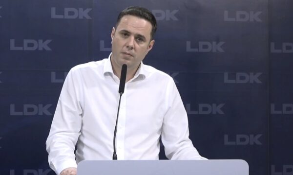 Abdixhiku paralajmëron pasoja për 6 deputetët e LDK-së që s’do ta votojnë Bekim Sejdiun Abdixhiku paralajmëron pasoja për 6 deputetët e LDK-së që s’do ta votojnë Bekim Sejdiun