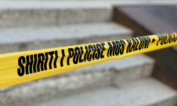 Një grua gjendet e vdekur e shtrirë në tokë në Fushë Kosovë, policia nis hetimet Një grua gjendet e vdekur e shtrirë në tokë në Fushë Kosovë, policia nis hetimet