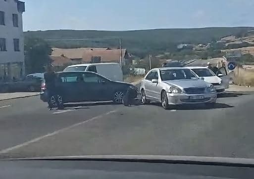 Aksident në Arllat të Malishevës, përfshihen tri vetura Aksident në Arllat të Malishevës, përfshihen tri vetura