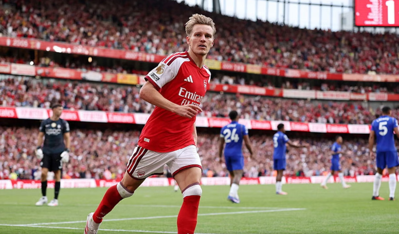 Arsenali fiton derbin me përmbysje, ndalet Manchester United