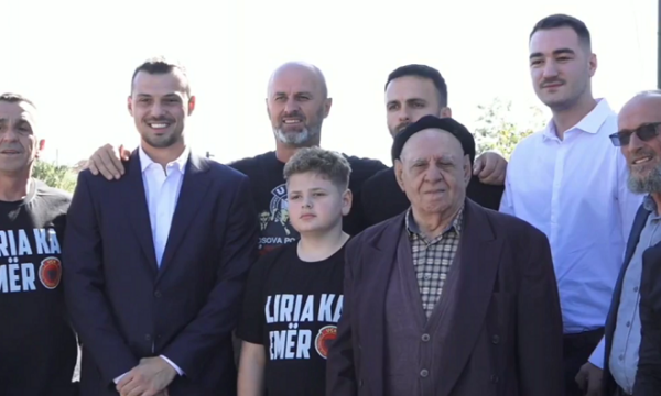 Djali i Thaçit, i Veselit e ai i Krasniqit vizitojnë familjen e Afrim Bunjakut në trevjetorin e vrasjes së tij Djali i Thaçit, i Veselit e ai i Krasniqit vizitojnë familjen e Afrim Bunjakut në trevjetorin e vrasjes së tij
