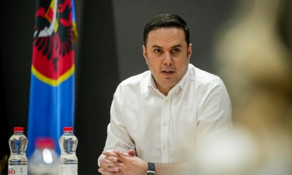 Bajrami paralajmëroi se hyn në garë, Hoti ‘propozoi’ Shalën për shef të LDK, Abdixhiku: Beteja qenka për kryetar, Zot fali Bajrami paralajmëroi se hyn në garë, Hoti ‘propozoi’ Shalën për shef të LDK, Abdixhiku: Beteja qenka për kryetar, Zot fali
