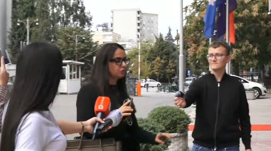 A ka takim Kurti-Abdixhiku? Flet Lushaku A ka takim Kurti-Abdixhiku? Flet Lushaku