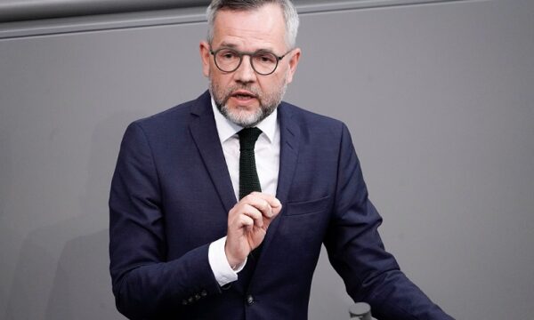 Roth: S’e kisha menduar që do ta shihja një kriminel lufte duke u nderuar në Beograd, faleminderit serbëve që dolën kundër një turpi të tillë Roth: S’e kisha menduar që do ta shihja një kriminel lufte duke u nderuar në Beograd, faleminderit serbëve që dolën kundër një turpi të tillë