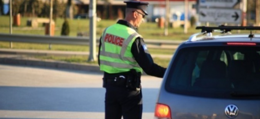 Policia shqiptoi mbi dy mijë gjoba komunikacioni në 24 orët e fundit Policia shqiptoi mbi dy mijë gjoba komunikacioni në 24 orët e fundit