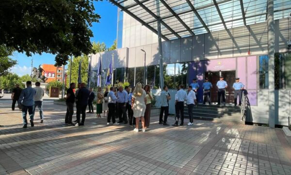 PDK dhe Aleanca bllokojnë hyrjen e Qeverisë, iu bashkohen asamblistë dhe aktivistë nga Drenasi PDK dhe Aleanca bllokojnë hyrjen e Qeverisë, iu bashkohen asamblistë dhe aktivistë nga Drenasi