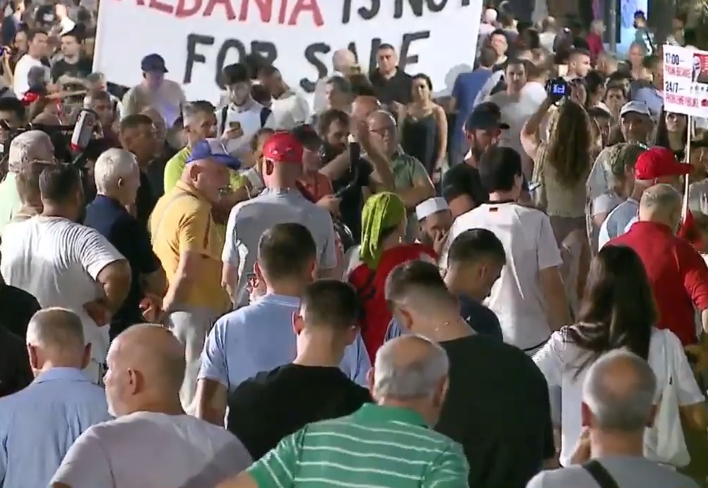 Protesta në Tiranë shënon ditën e 103-të. Marshim nga sheshi “Skënderbej” drejt Kryeministrisë Protesta në Tiranë shënon ditën e 103-të. Marshim nga sheshi “Skënderbej” drejt Kryeministrisë