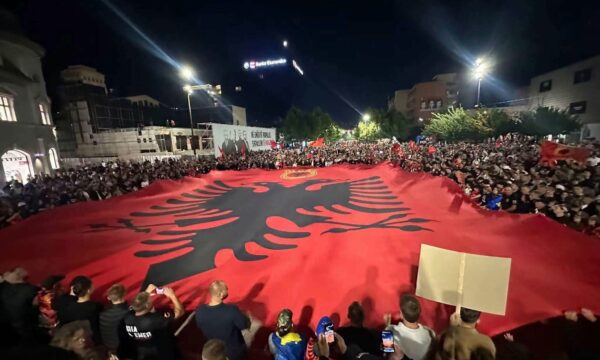 Protesta kundër Speciales, Qeverisë i kërkohet ta shtojë mbështetjen financiare për mbrojtjen e krerëve të UÇK Protesta kundër Speciales, Qeverisë i kërkohet ta shtojë mbështetjen financiare për mbrojtjen e krerëve të UÇK