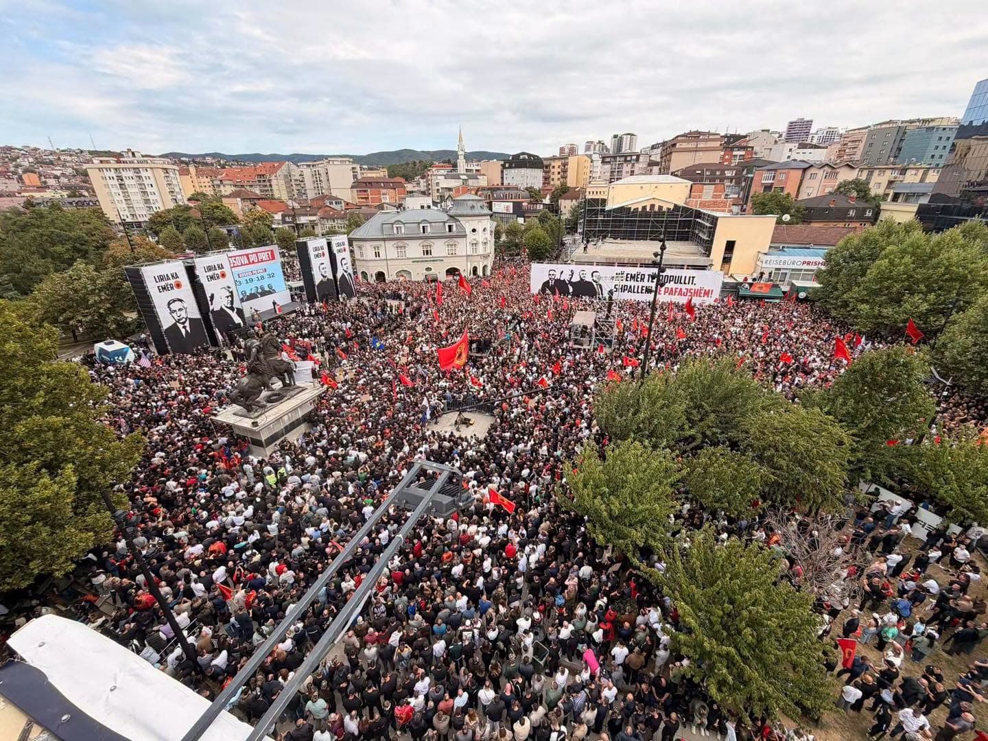 “UÇK! UÇK! UÇK!” – Kosova u ngrit në këmbë për Çlirimtarët “UÇK! UÇK! UÇK!” – Kosova u ngrit në këmbë për Çlirimtarët