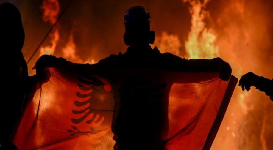 Protesta, dhunë, shtetrrethim: Pse rebelohet rinia e Evropës Protesta, dhunë, shtetrrethim: Pse rebelohet rinia e Evropës