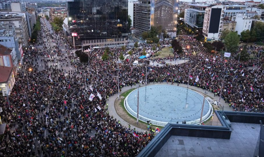 Protestë masive në Beograd para zgjedhjeve parlamentare, studentët sfidojnë Vuçiçin