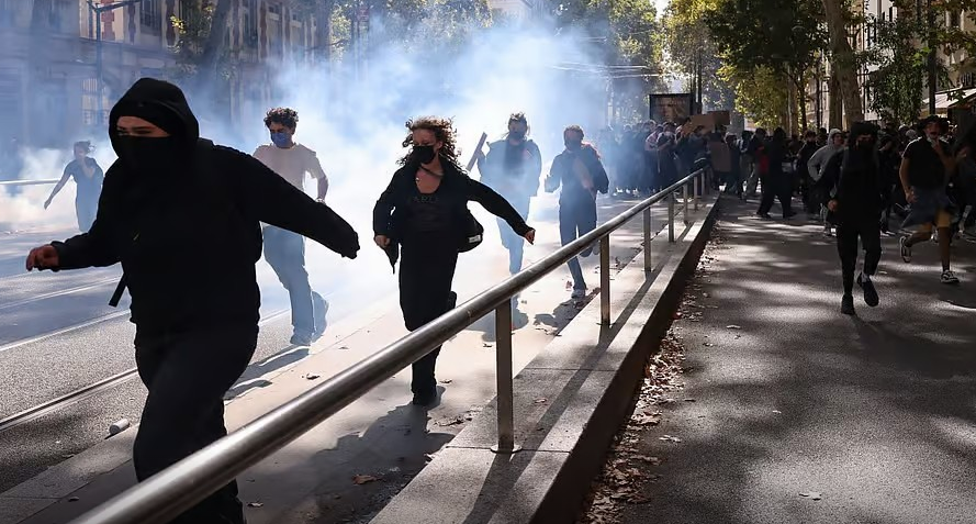 FT: BE heton dyshimet për ndërhyrje të huaja në protestat në Francë