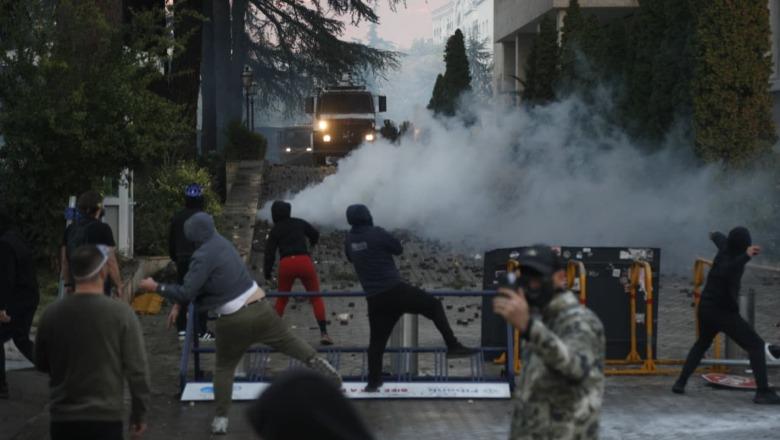 Protestat e dhunshme në Tiranë dhe rrethe, Policia: 152 të arrestuar, 120 efektivë të dëmtuar. Hetime për rrjetet sociale që bëjnë thirrje për dhunë