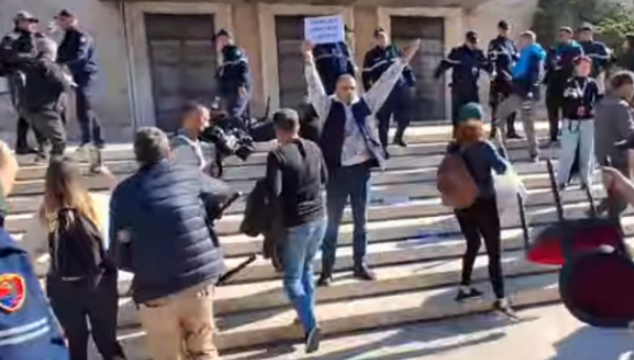 Protestuesit heqin karriget që vendosi Rama para Kryeministrisë, i grisin letrat ku shkruhej “dialog”