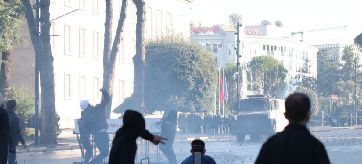Tensione në bulevard, protestuesit hedhin mjete piroteknike e gurë, Policia përgjigjet me ujë dhe gaz lotsjellës Tensione në bulevard, protestuesit hedhin mjete piroteknike e gurë, Policia përgjigjet me ujë dhe gaz lotsjellës