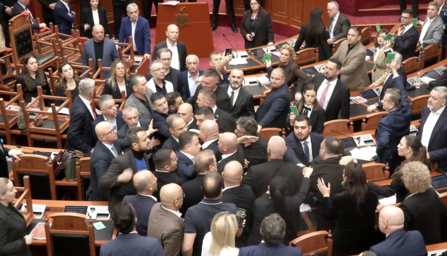 Kaos dhe përplasje fizike në Kuvend, deputetët e PD hedhin shishe uji e sende drejt Peleshit dhe Ballës