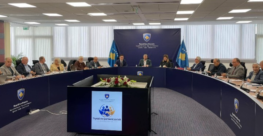 Hoti diskuton të drejtat e punëtorëve me sindikatat dhe punëdhënësit