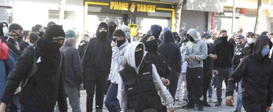 Përplasje te Ministria e Arsimit, policia shpërndan protestuesit me ujë me presion Përplasje te Ministria e Arsimit, policia shpërndan protestuesit me ujë me presion