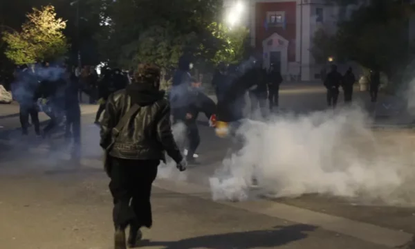 310 të lënduar në një javë protesta në Shqipëri
