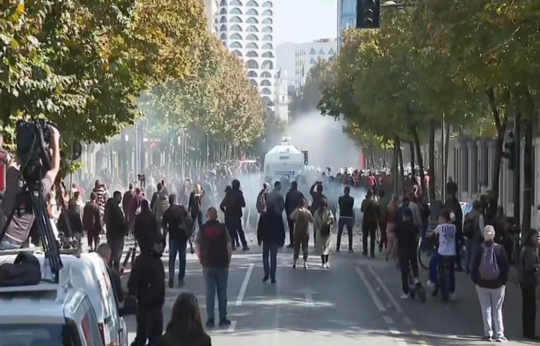 Përshkallëzohet protesta në Tiranë, hidhen gurë e gaz lotsjellës Përshkallëzohet protesta në Tiranë, hidhen gurë e gaz lotsjellës