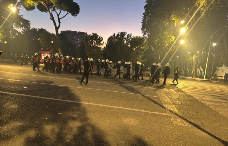 Qeveria shqiptare shpërblen 2 750 policë për angazhimin e shtuar Qeveria shqiptare shpërblen 2 750 policë për angazhimin e shtuar