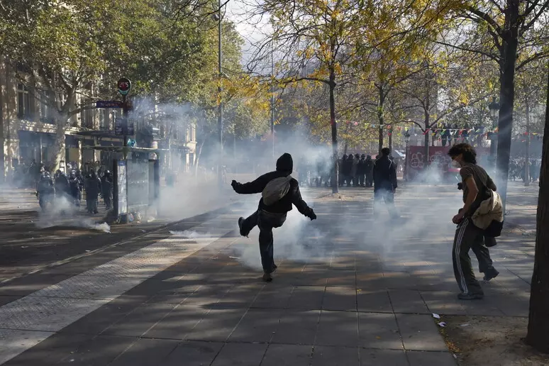 Protesta të dhunshme në Paris, digjen automjete Protesta të dhunshme në Paris, digjen automjete