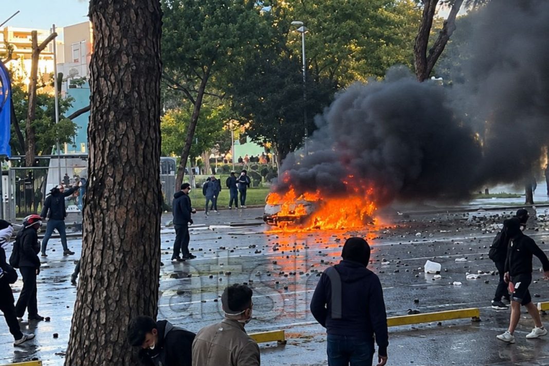Përshkallëzohet situata përballë Kryeministrisë, protesuesit përplasje me policinë dhe i vënë flakën autoboteve si dhe një makine Përshkallëzohet situata përballë Kryeministrisë, protesuesit përplasje me policinë dhe i vënë flakën autoboteve si dhe një makine
