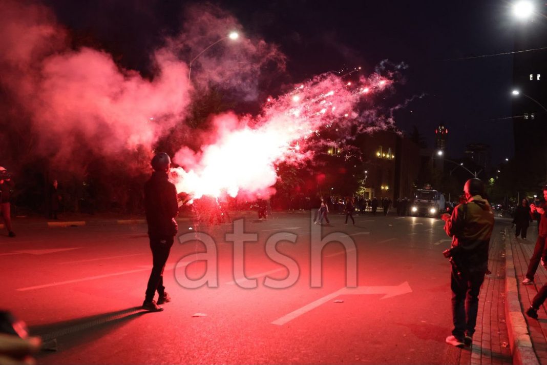 Përplasje mes protestuesve e Policisë, hidhen kapsolla dhe molotovë Përplasje mes protestuesve e Policisë, hidhen kapsolla dhe molotovë