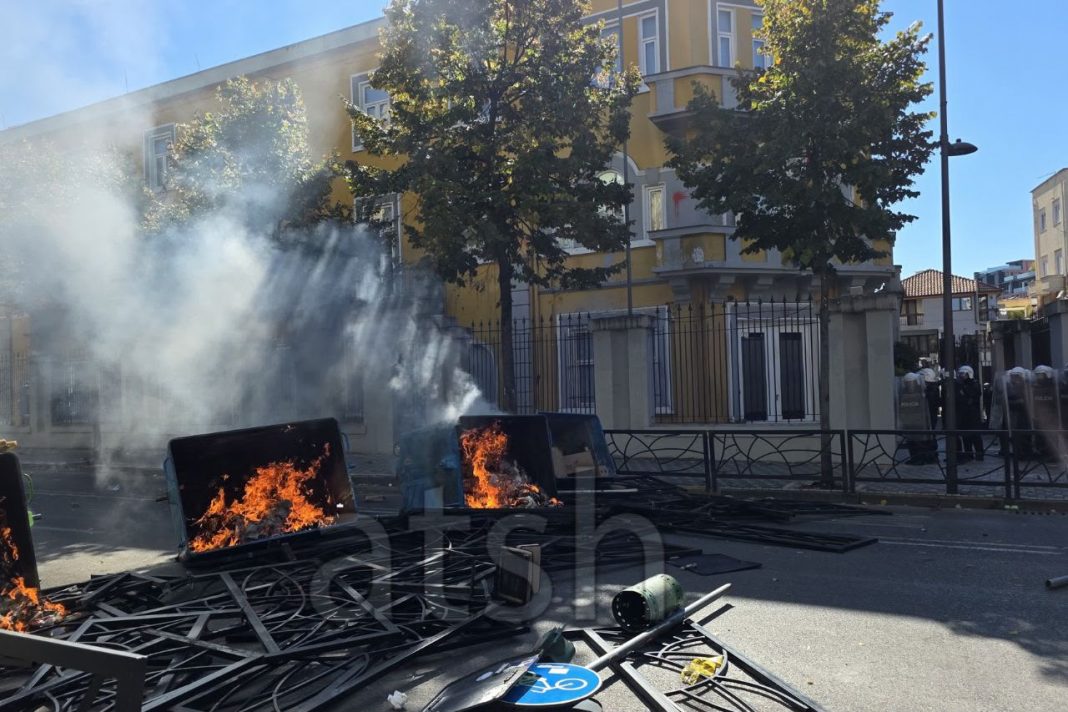 Studentët vijojnë protestën me akte dhune te Ministria e Arsimit, i vënë zjarrin koshave dhe shkulin kangjellat Studentët vijojnë protestën me akte dhune te Ministria e Arsimit, i vënë zjarrin koshave dhe shkulin kangjellat