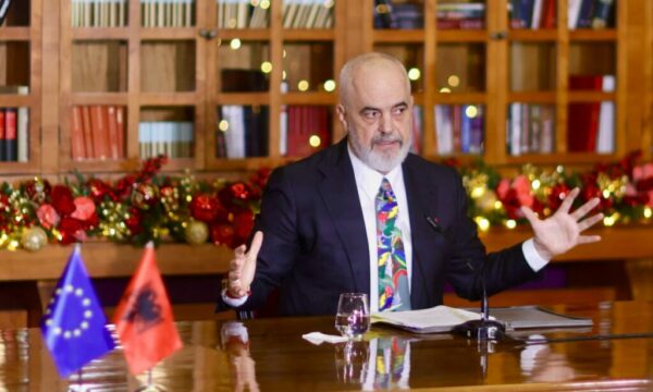Rama: Aktorë të huaj po i hedhin benzinë zjarrit, në protestë të rinj të maskuar dhe të paguar për të sulmuar policinë Rama: Aktorë të huaj po i hedhin benzinë zjarrit, në protestë të rinj të maskuar dhe të paguar për të sulmuar policinë