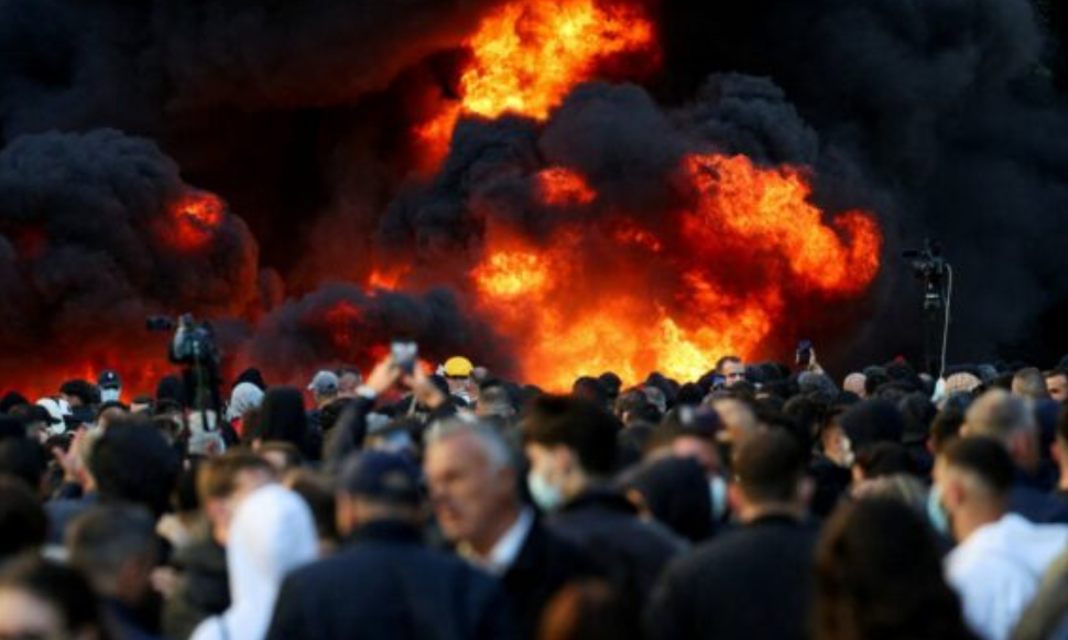 Edi Rama s’dorëhiqet ndërsa “Revolucioni i Flamingove” transformohet në revoltë të dhunshme në Tiranë Edi Rama s’dorëhiqet ndërsa “Revolucioni i Flamingove” transformohet në revoltë të dhunshme në Tiranë