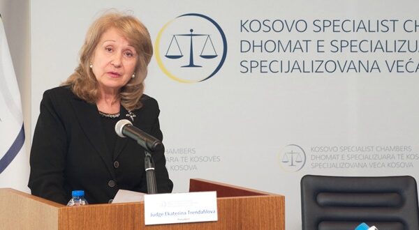 Trendafilova pas reagimeve në Kosovë: Askush s’mund t’u diktojë gjyqtarëve si ta zbatojnë ligjin Trendafilova pas reagimeve në Kosovë: Askush s’mund t’u diktojë gjyqtarëve si ta zbatojnë ligjin
